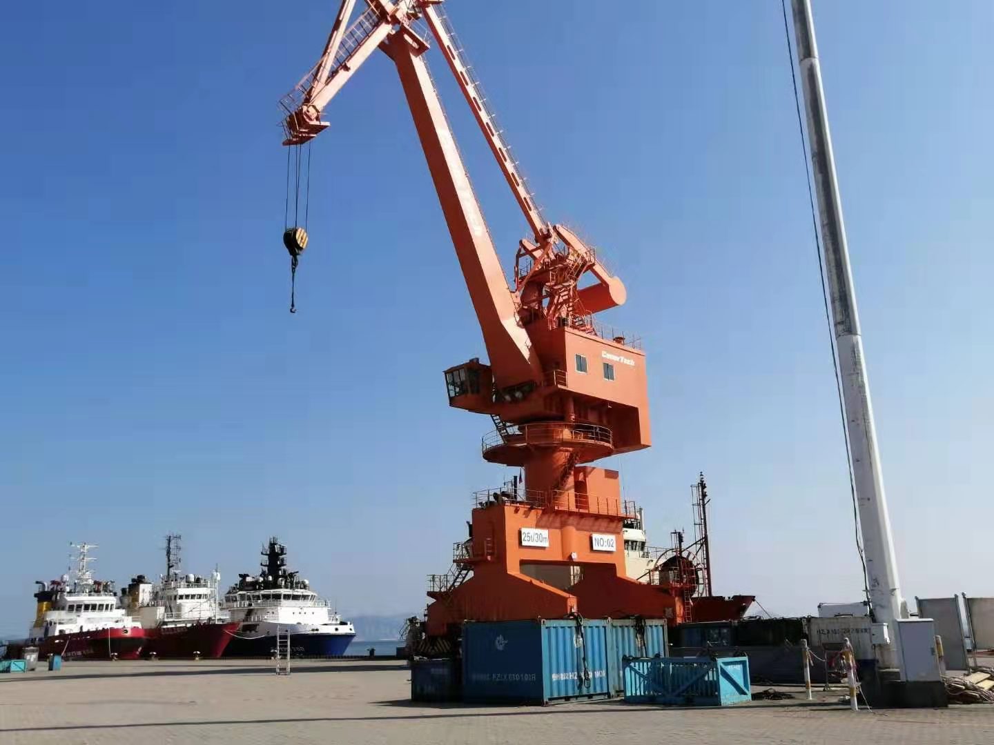 中海油物流船埠吊机创新